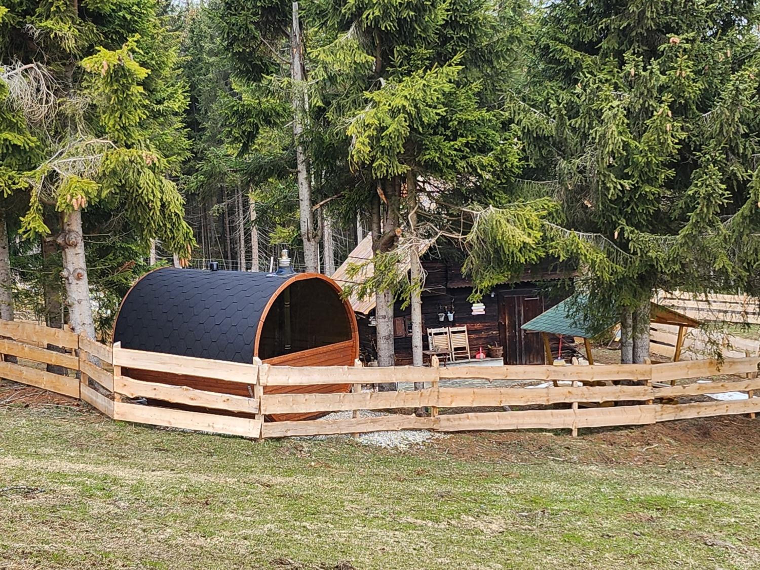Urige Waldbienenhütte