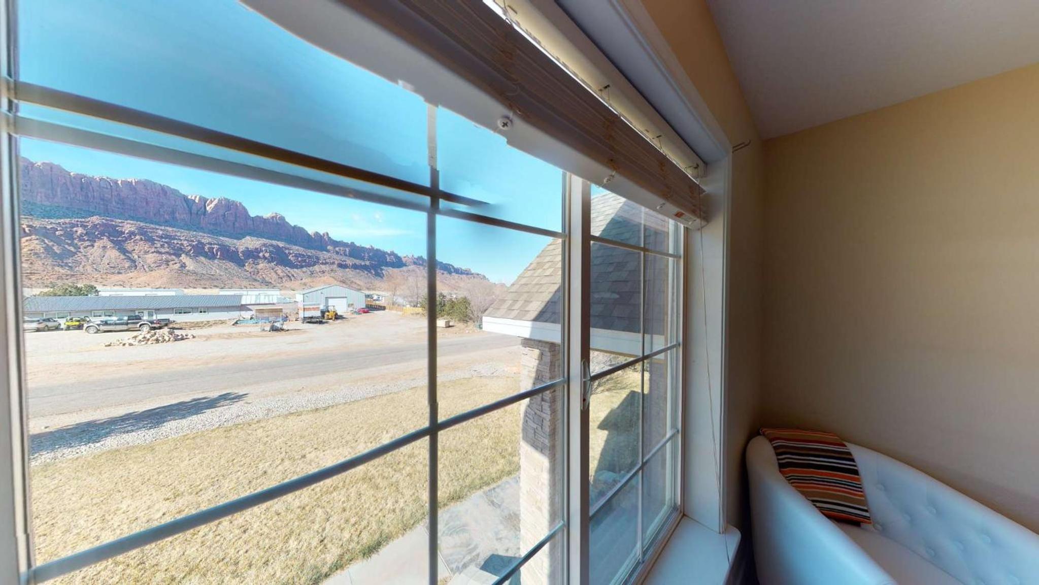 Moab Desert Home, 4 Bedroom Private House, Sleeps 10, Pet Friendly