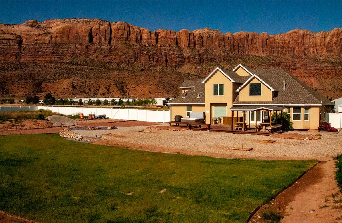 Moab Desert Home, 4 Bedroom Private House, Sleeps 10, Pet Friendly
