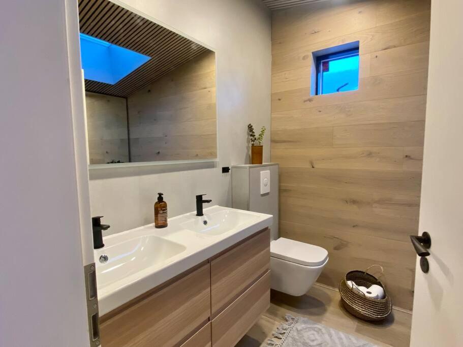 The Oak house - Designers private Northern lights geothermal Villa view 2