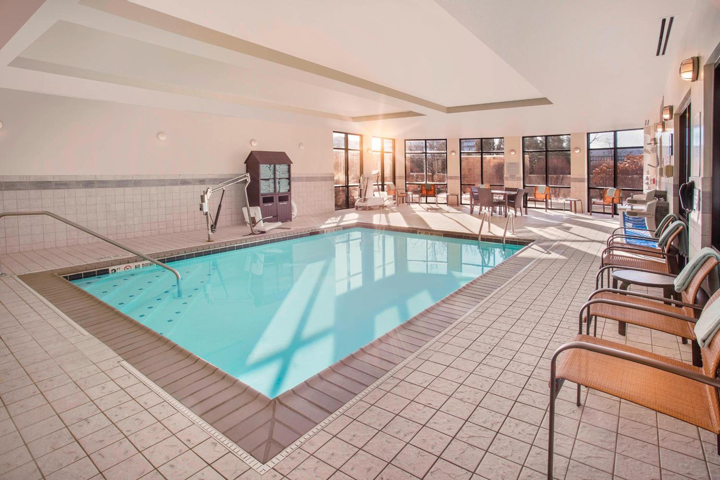 Schaumburg Vacations - Courtyard by Marriott Chicago Schaumburg/Woodfield Mall - Property Image 6