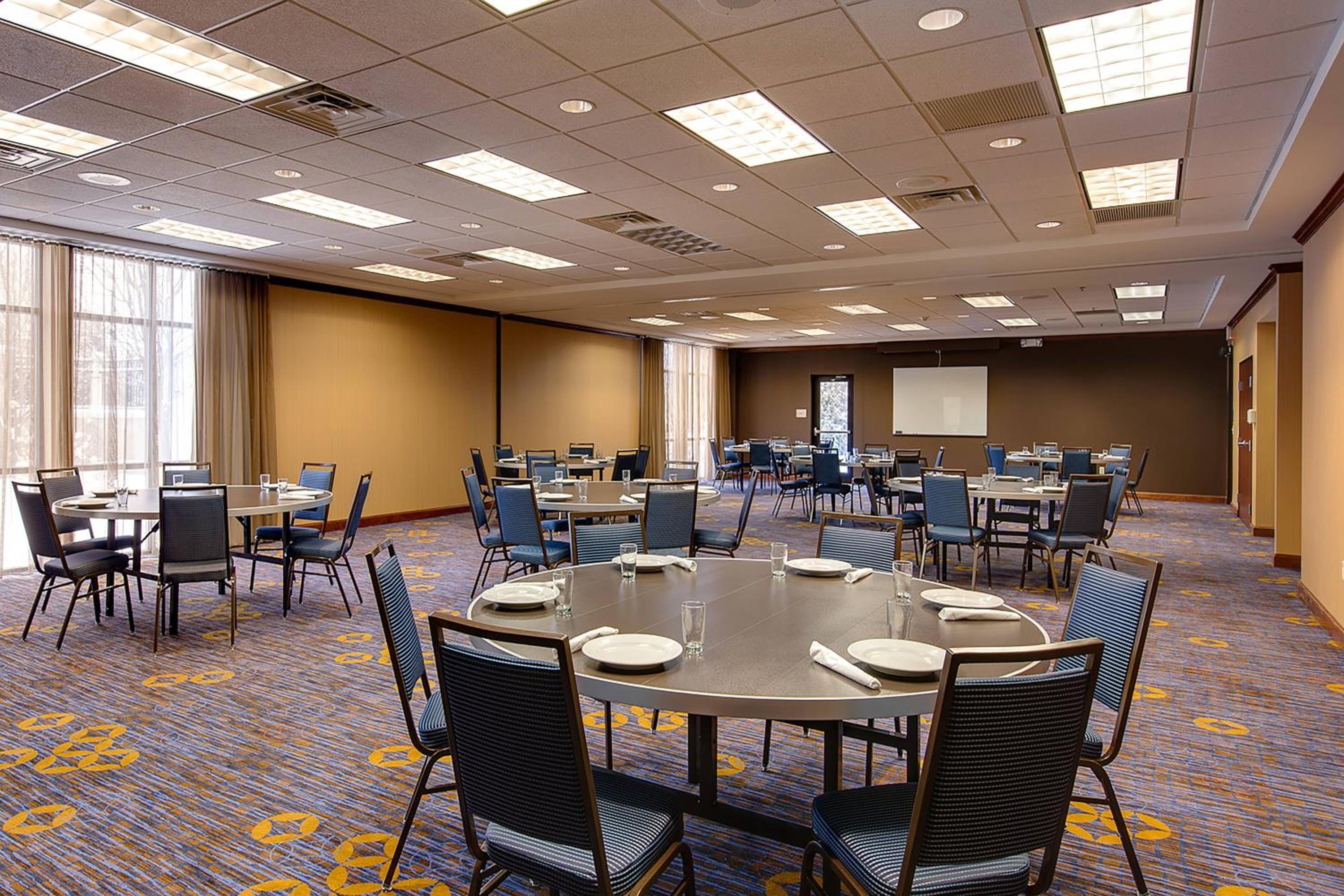 Schaumburg Vacations - Courtyard by Marriott Chicago Schaumburg/Woodfield Mall - Property Image 3