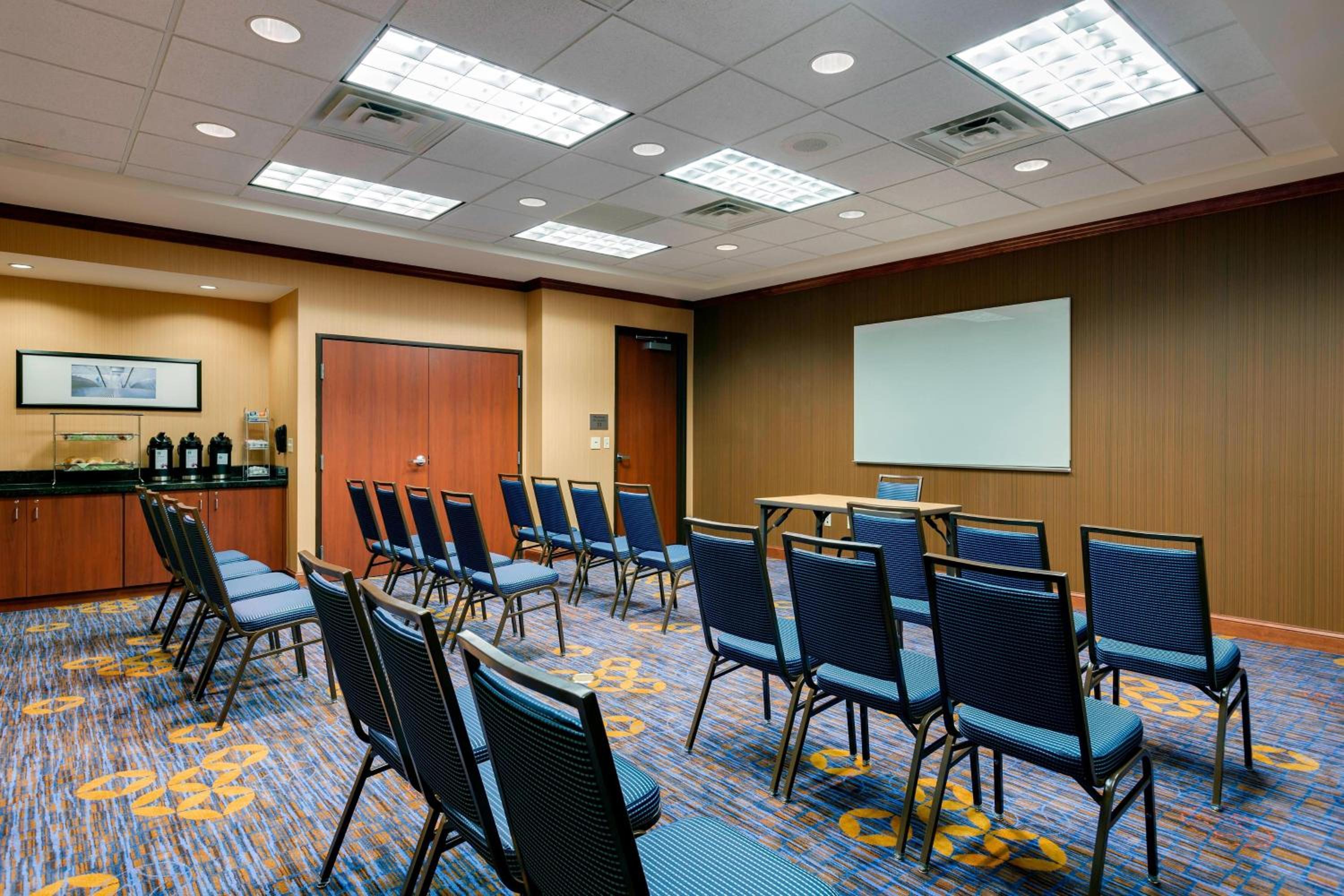 Schaumburg Vacations - Courtyard by Marriott Chicago Schaumburg/Woodfield Mall - Property Image 2