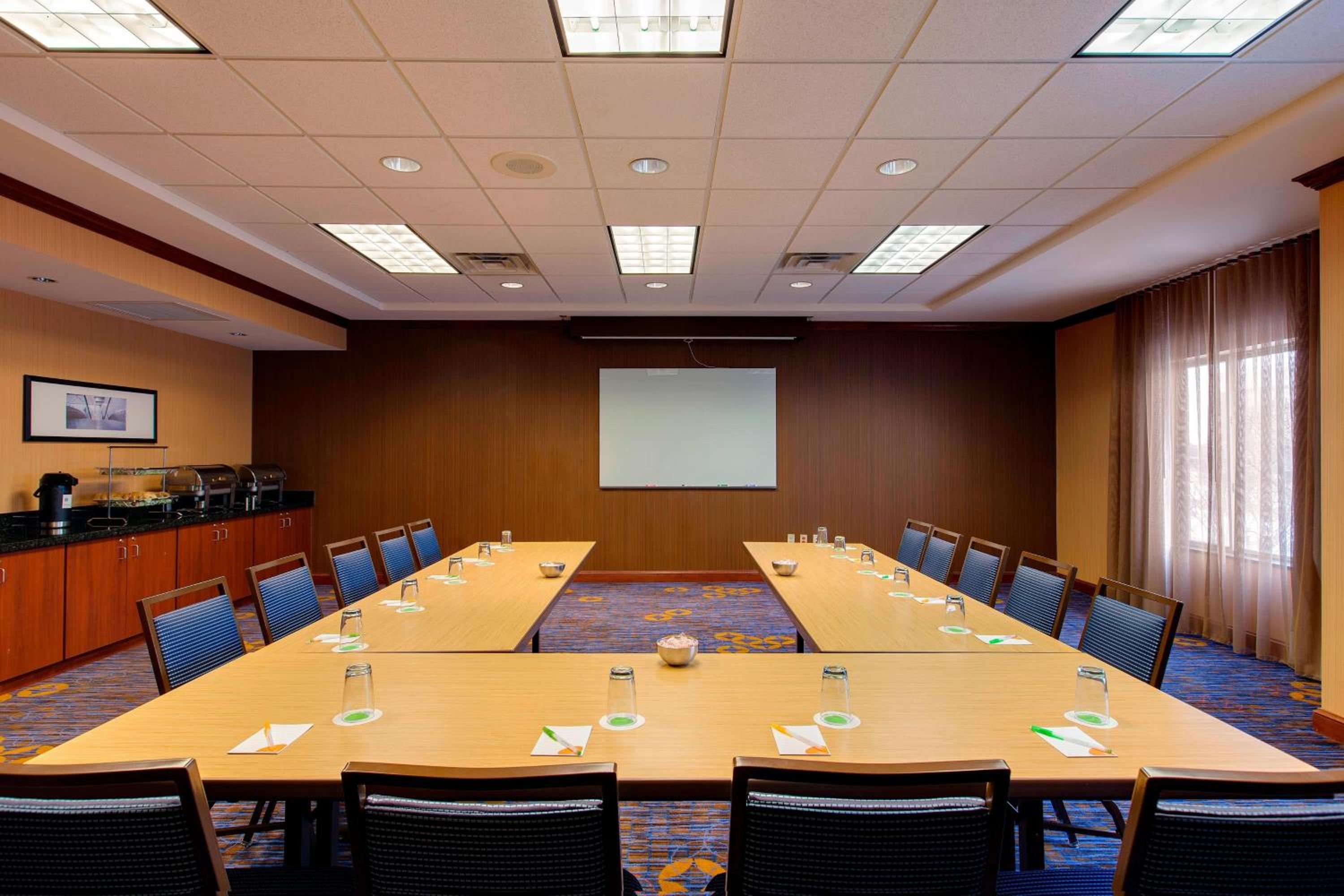 Schaumburg Vacations - Courtyard by Marriott Chicago Schaumburg/Woodfield Mall - Property Image 4