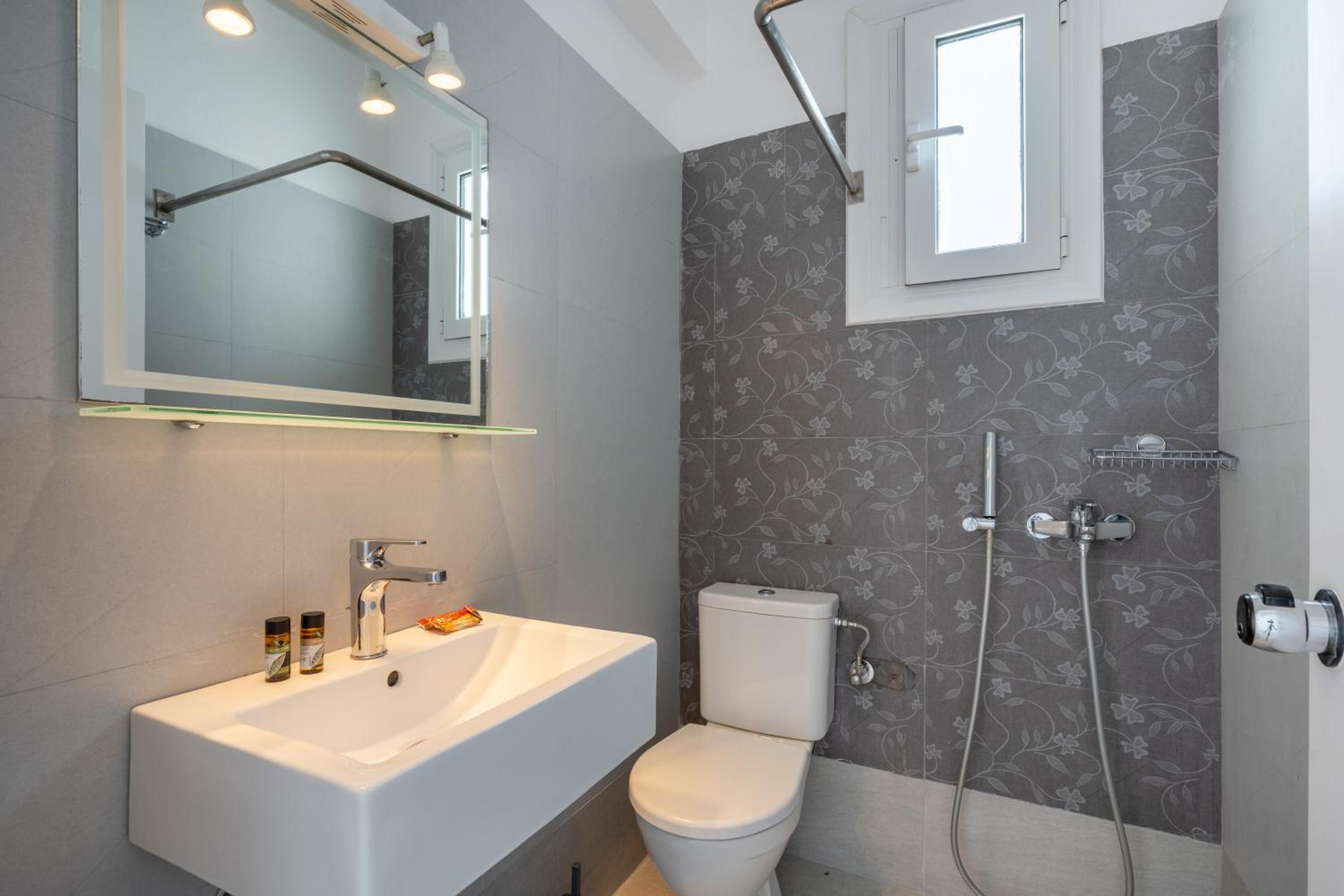 Modernist Spa Suites - Grambella Olive Estate view 5
