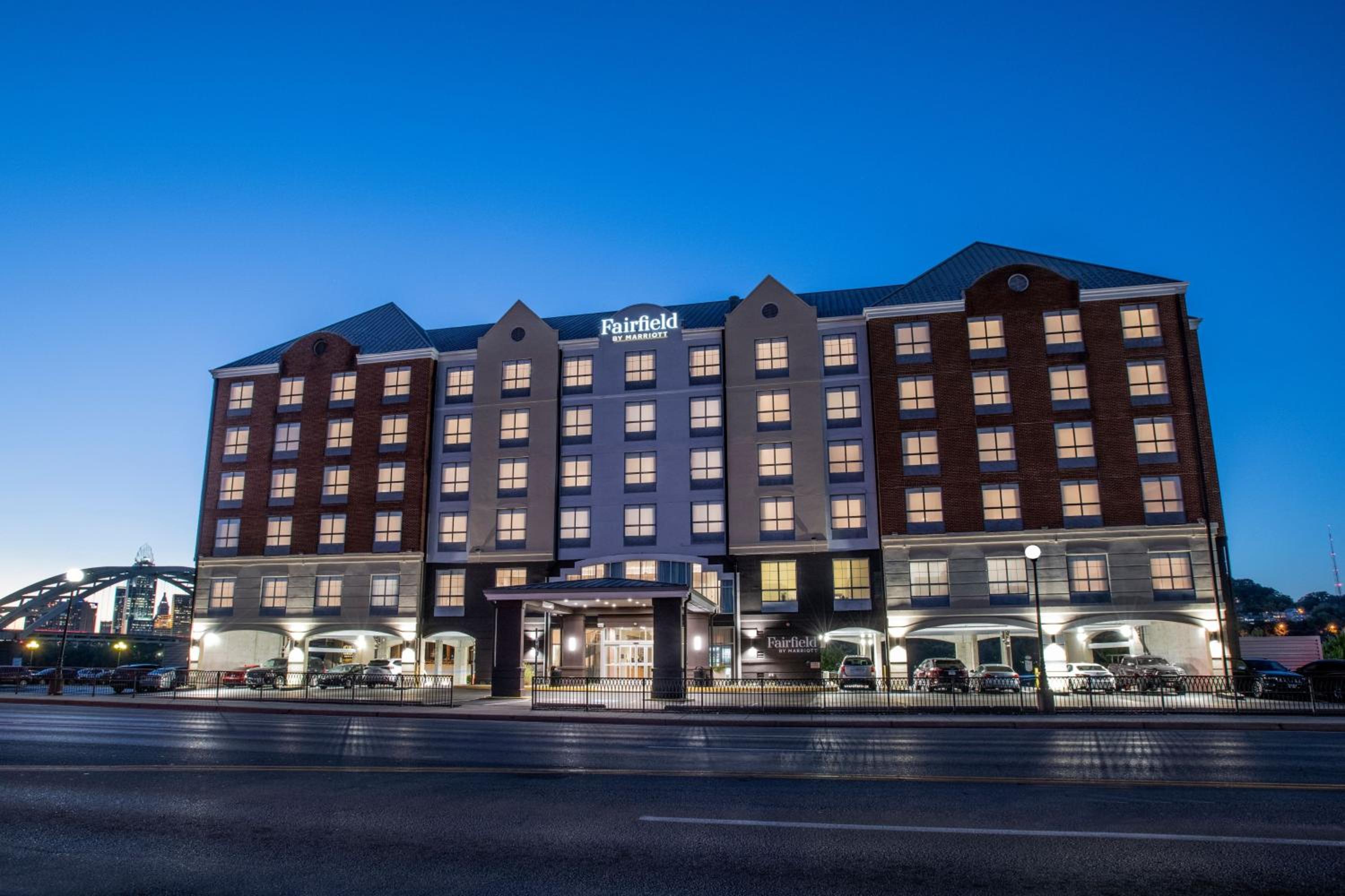 Hotel Fairfield by Marriott Inn & Suites Newport Cincinnati - Image 1