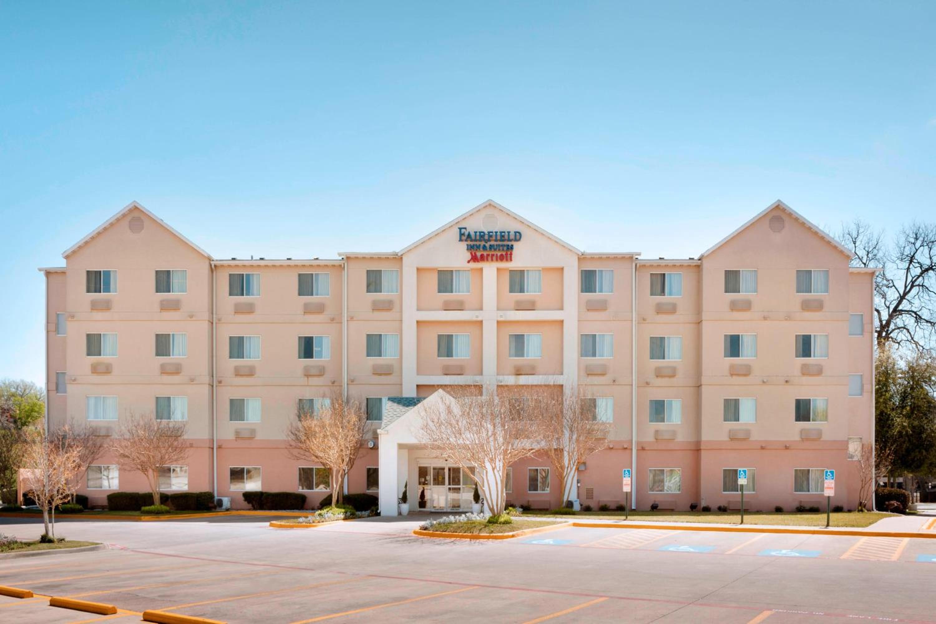 Hotel Fairfield Inn & Suites Fort Worth University Drive - Image 1