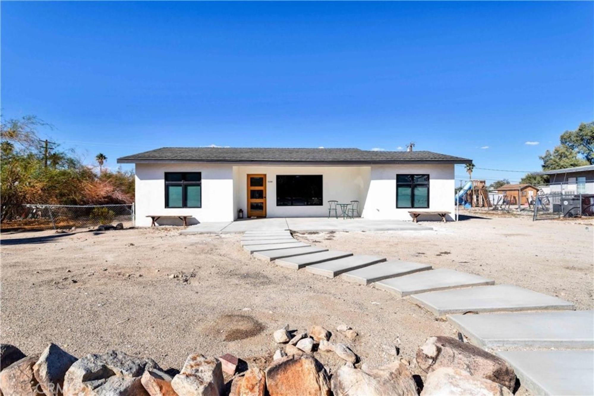 Cozy Fresh Desert Hideaway, 5 mins to Joshua Tree view 2