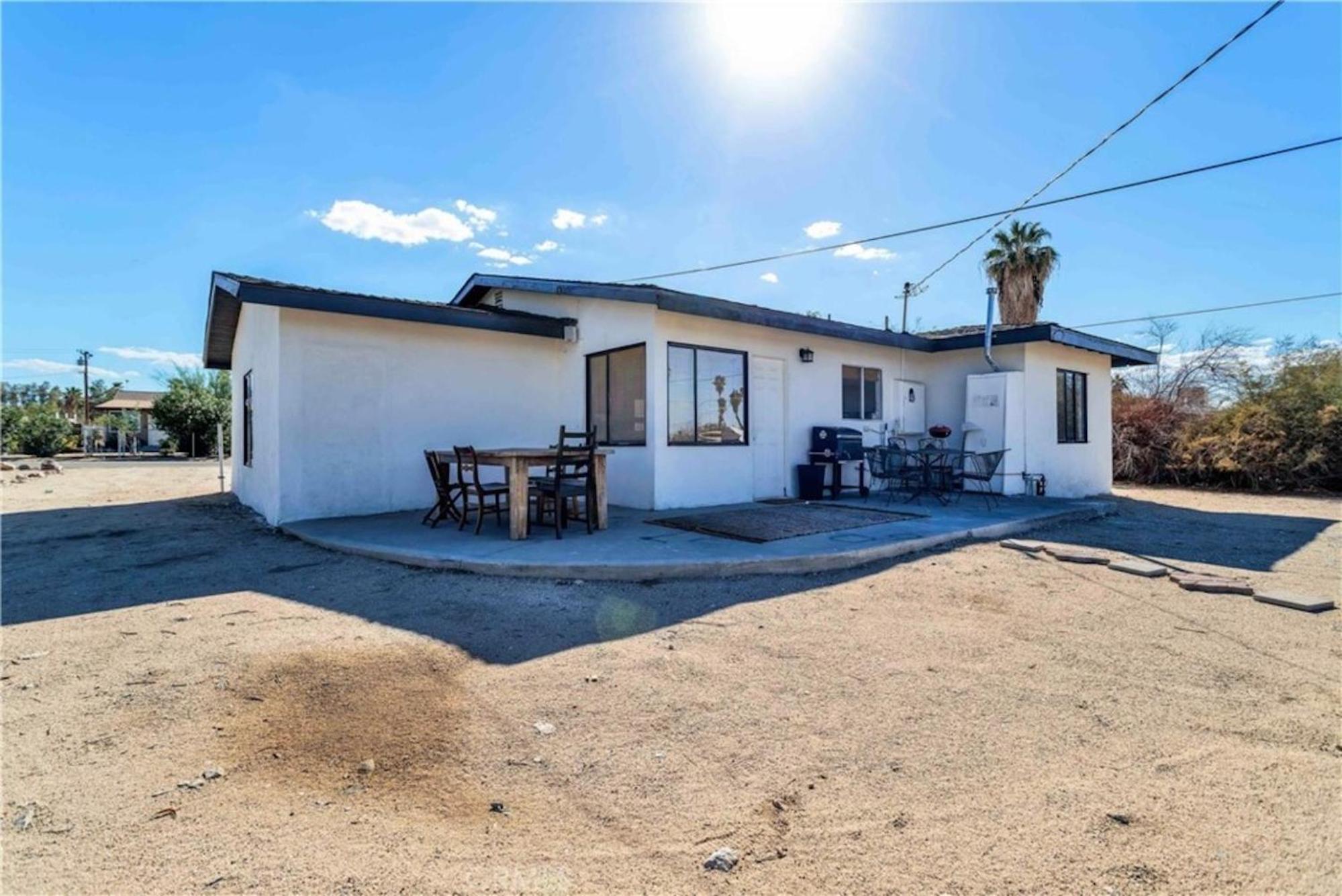 Cozy Fresh Desert Hideaway, 5 mins to Joshua Tree view 5