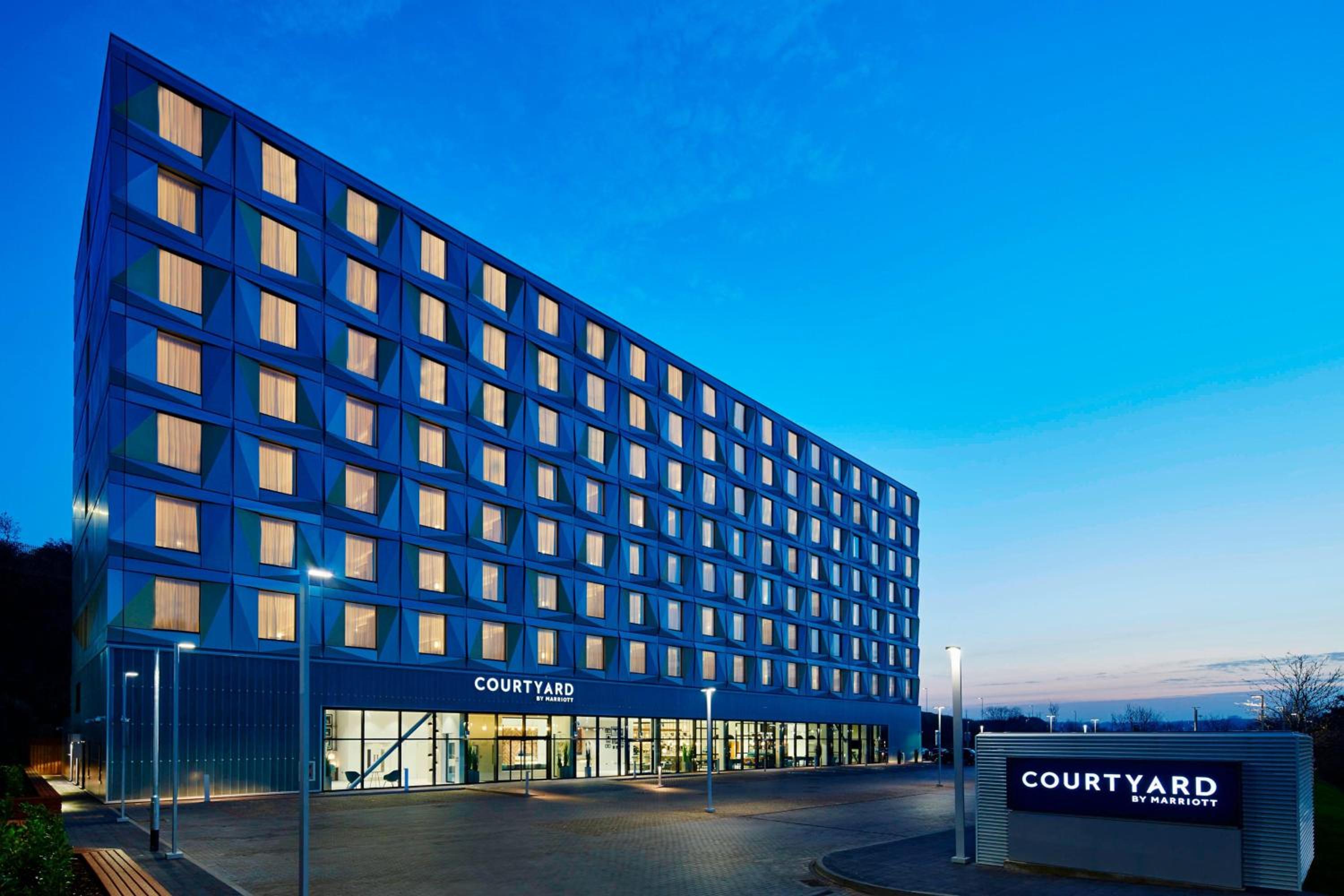 Luton Vacations - Courtyard by Marriott Luton Airport - Property Image 5