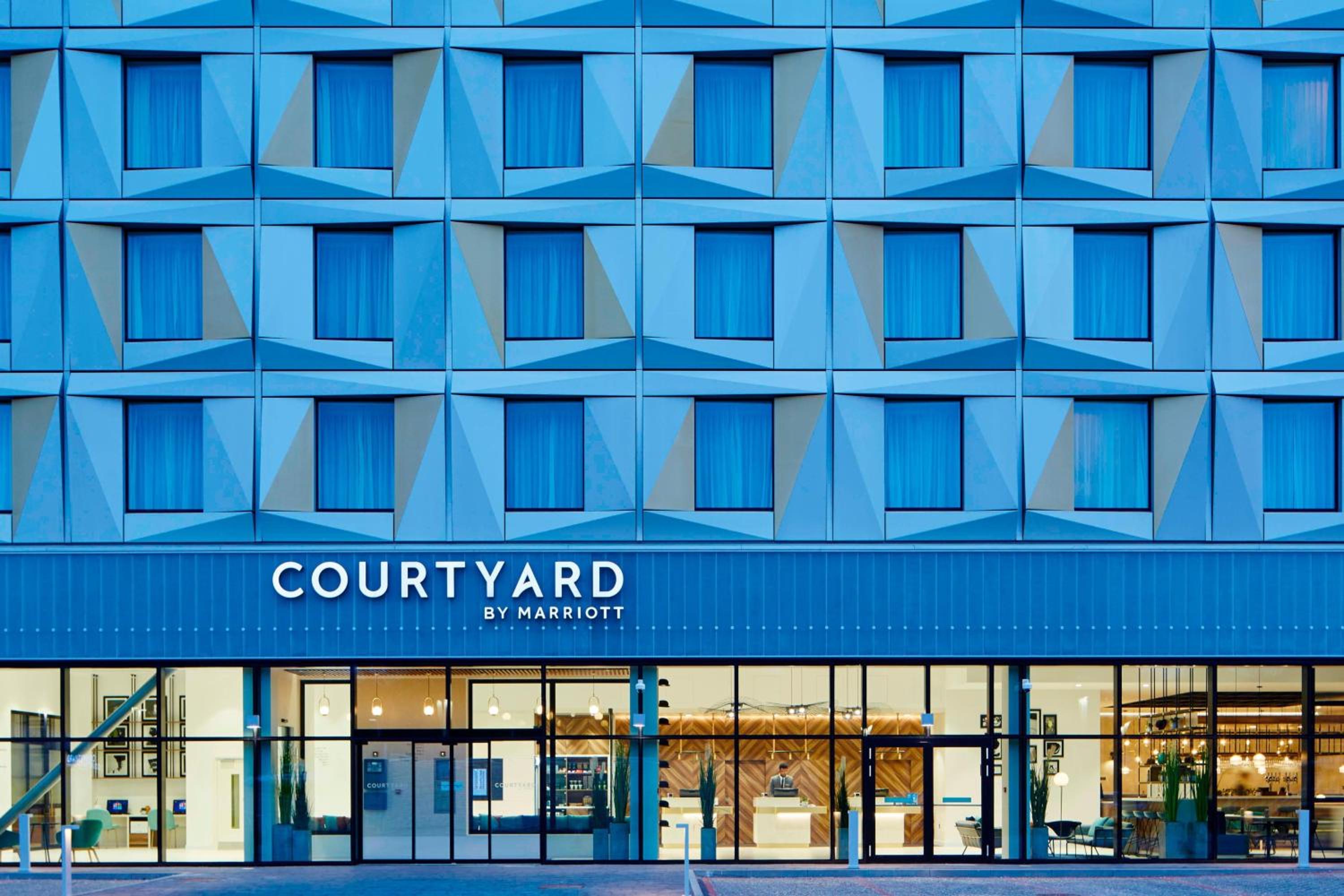 Luton Vacations - Courtyard by Marriott Luton Airport - Property Image 2