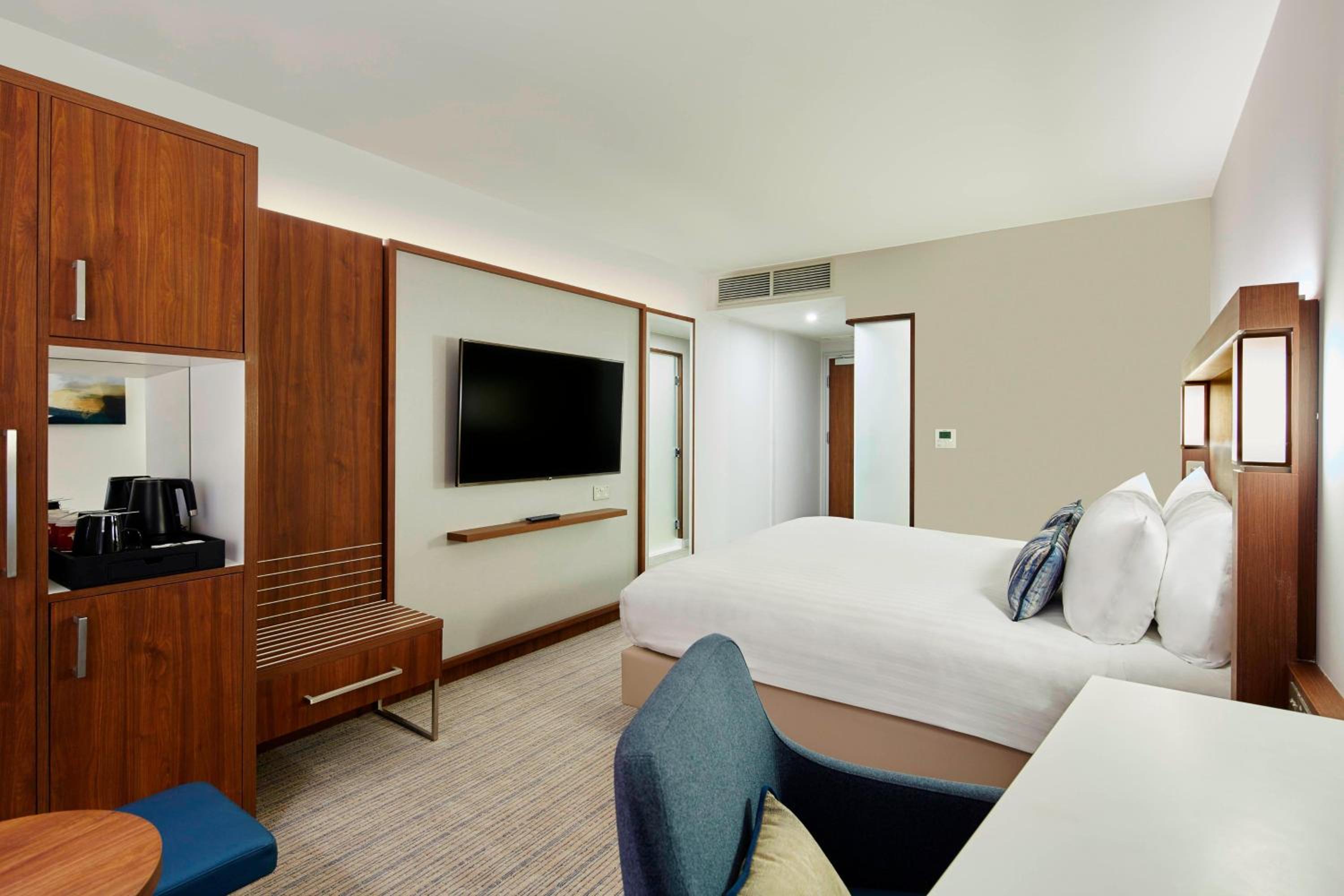 Luton Vacations - Courtyard by Marriott Luton Airport - Property Image 1