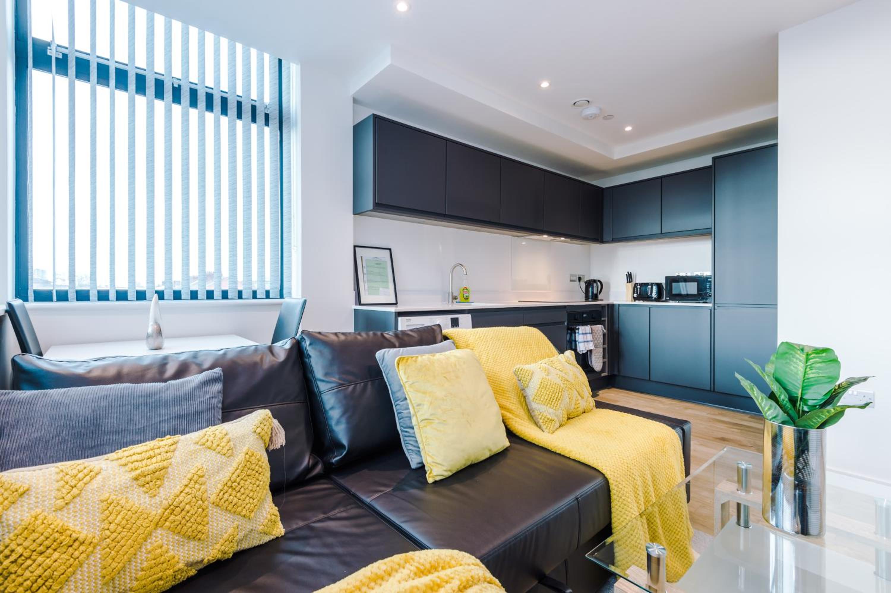 WEEKLY AND MONTHLY BOOKINGS at Zinnia unit - Telly Homes Limited- New one bed apartment, Old Trafford Manchester view 5