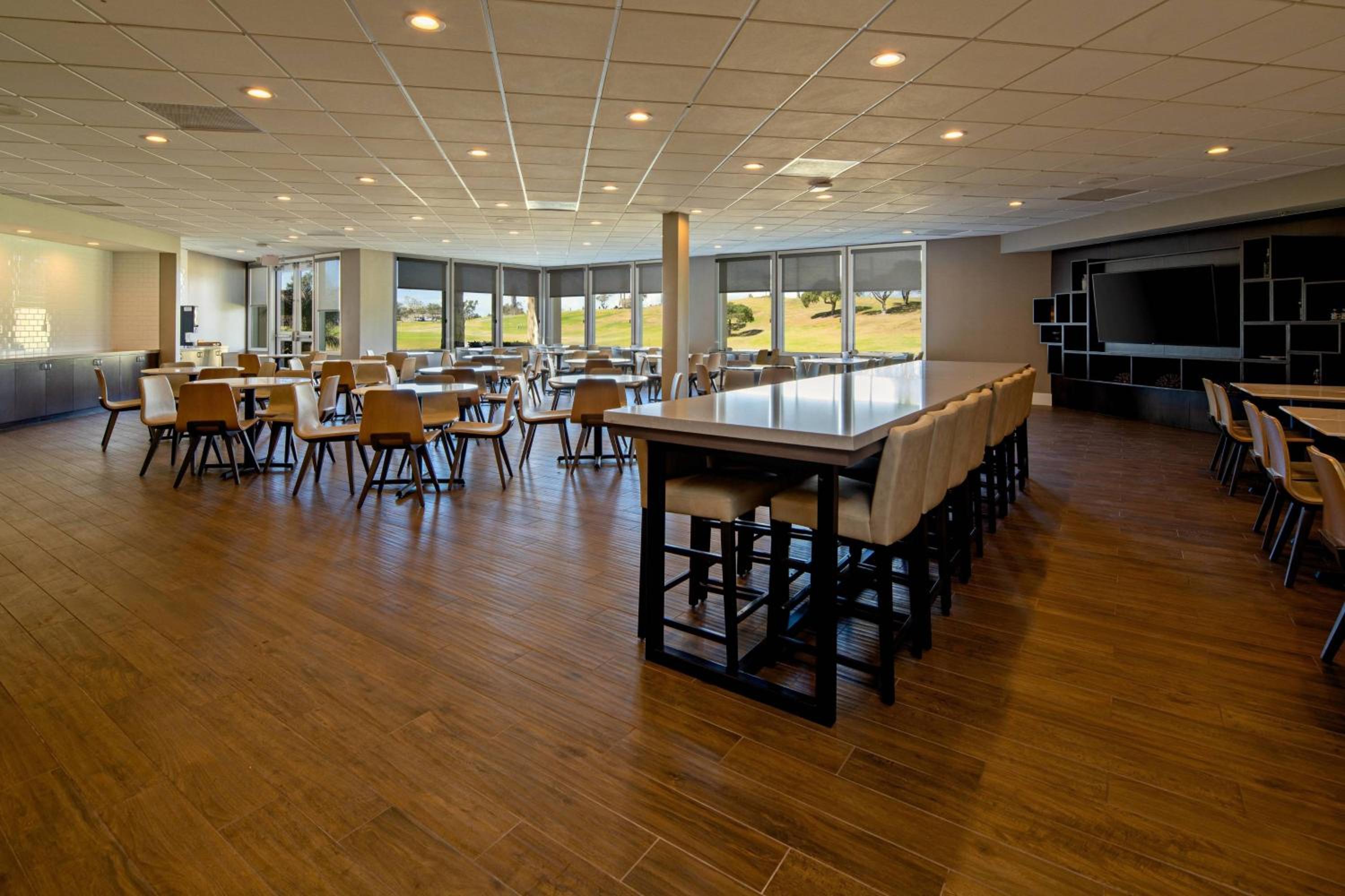 Oxnard Vacations - Residence Inn by Marriott Oxnard River Ridge - Property Image 11