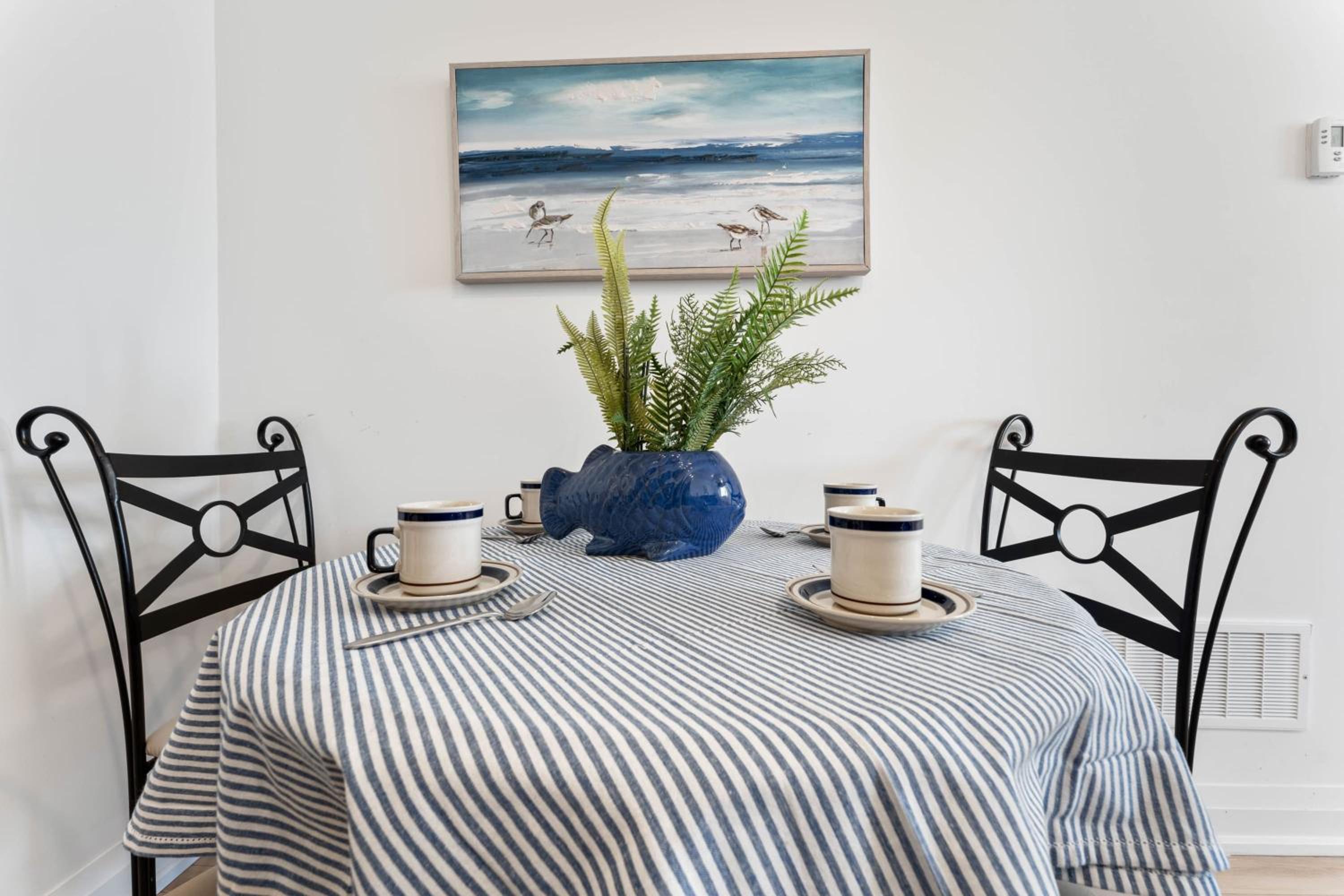 U2 - Beachy Paradise -Private & Spacious 2bdrm apt