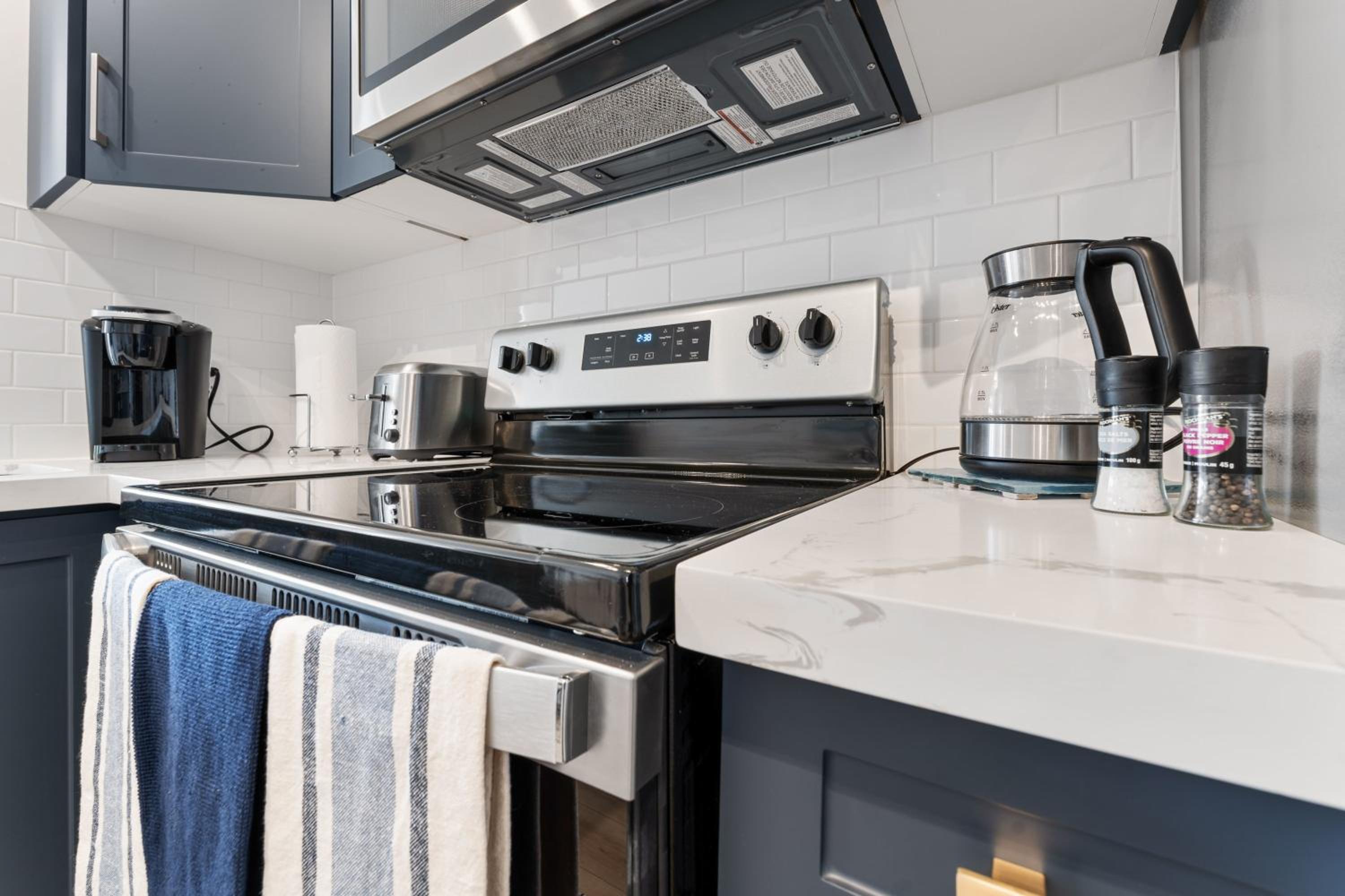 U2 - Beachy Paradise -Private & Spacious 2bdrm apt