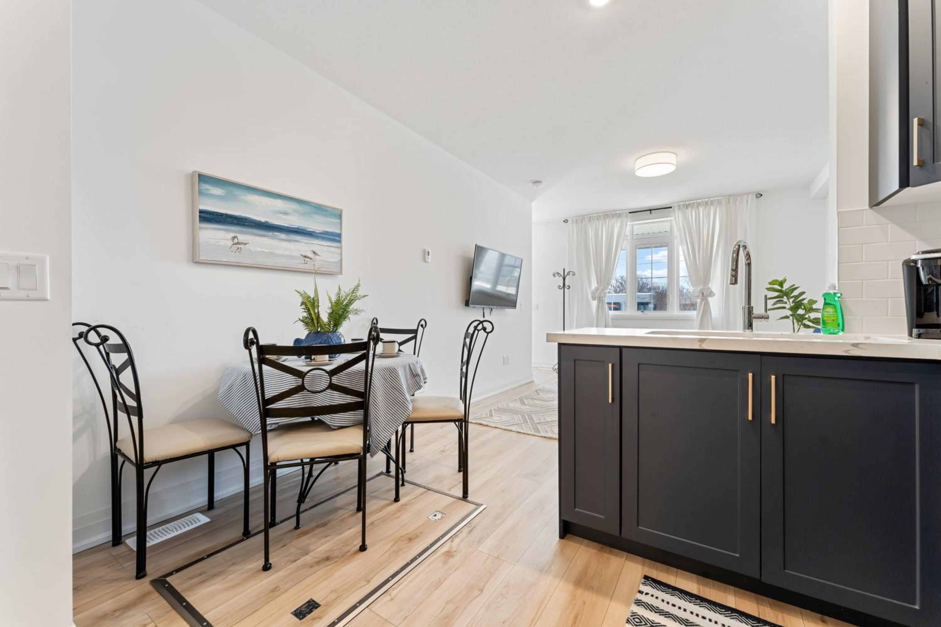 U2 - Beachy Paradise -Private & Spacious 2bdrm apt