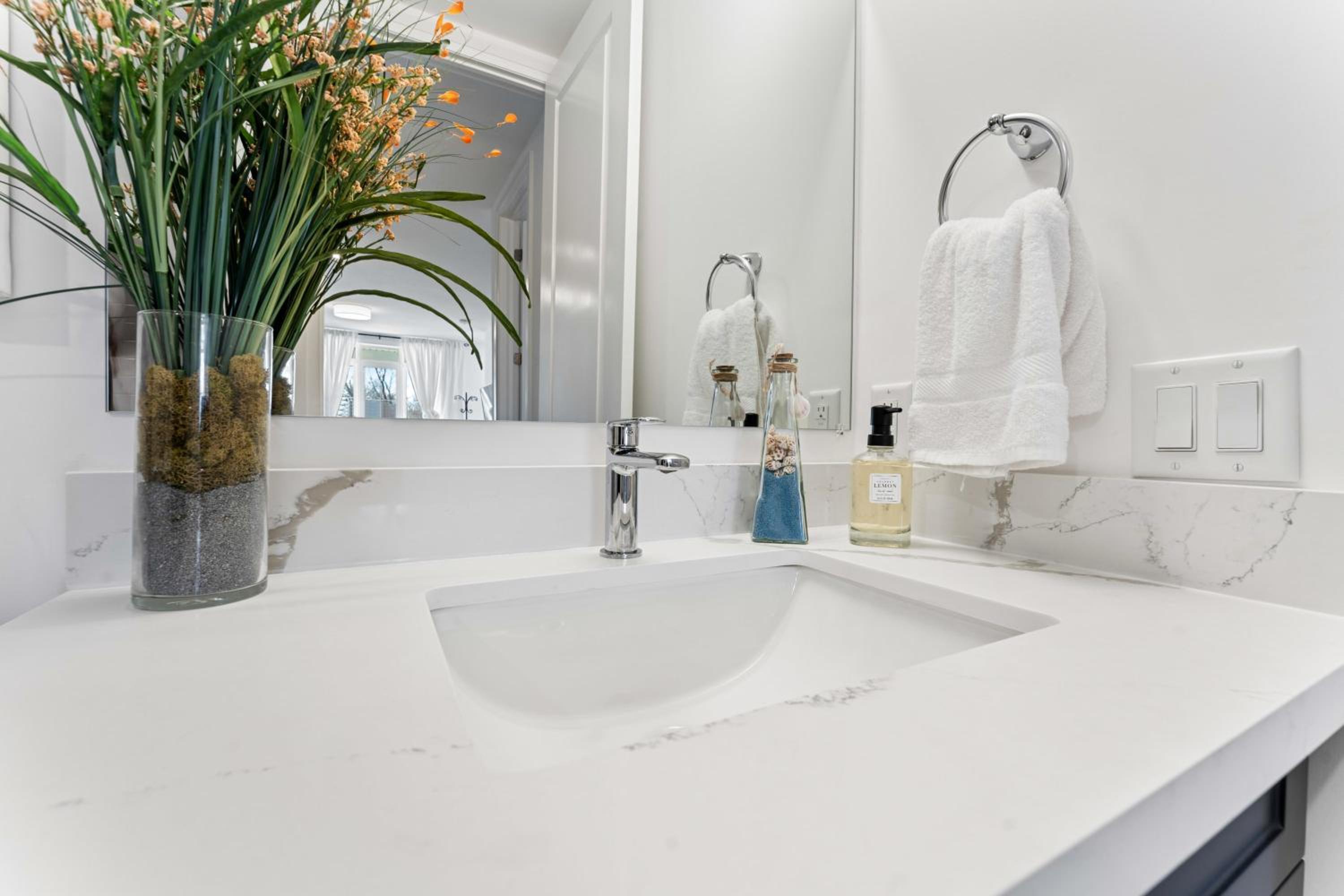 U2 - Beachy Paradise -Private & Spacious 2bdrm apt