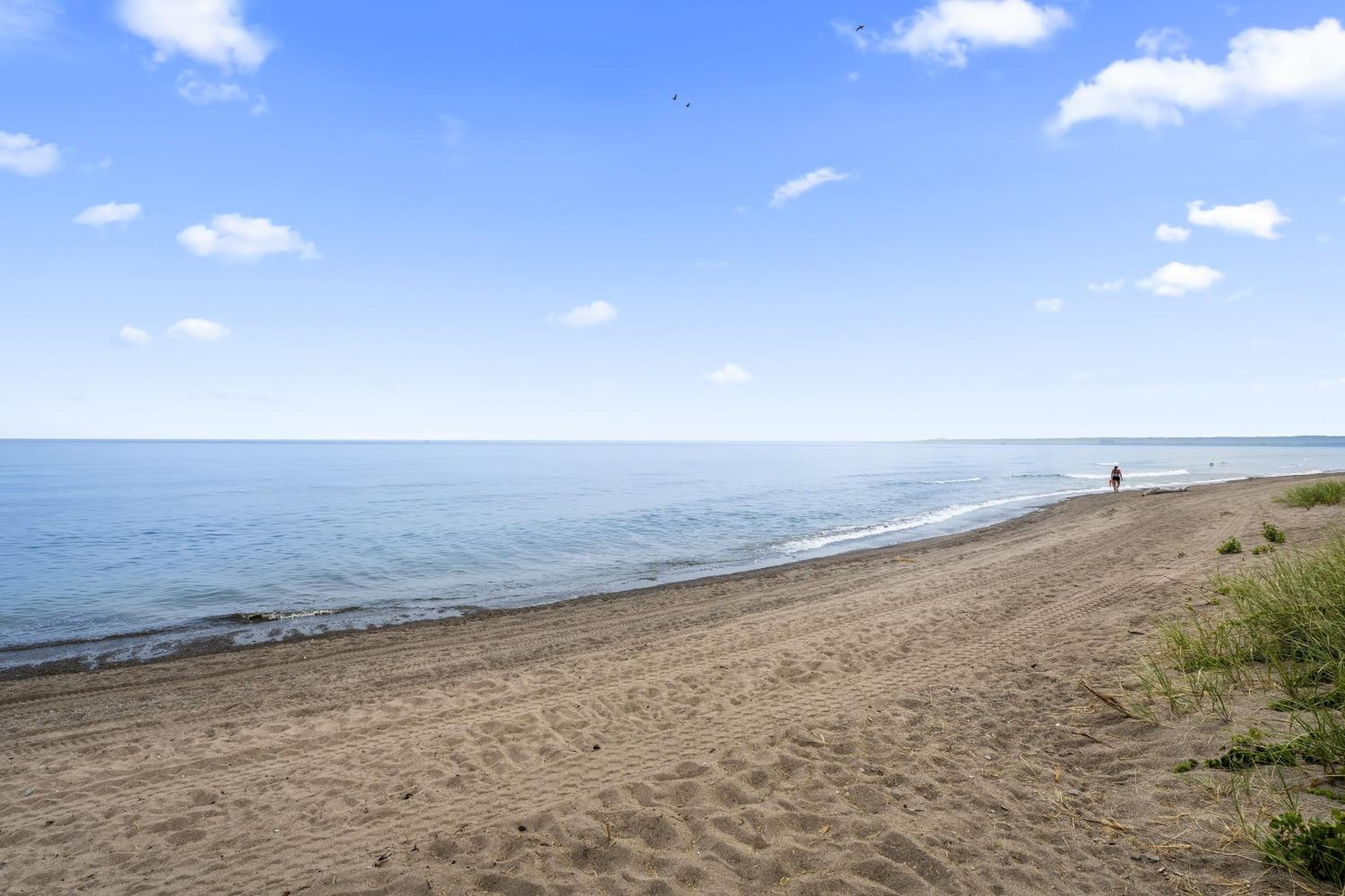 U2 - Beachy Paradise -Private & Spacious 2bdrm apt