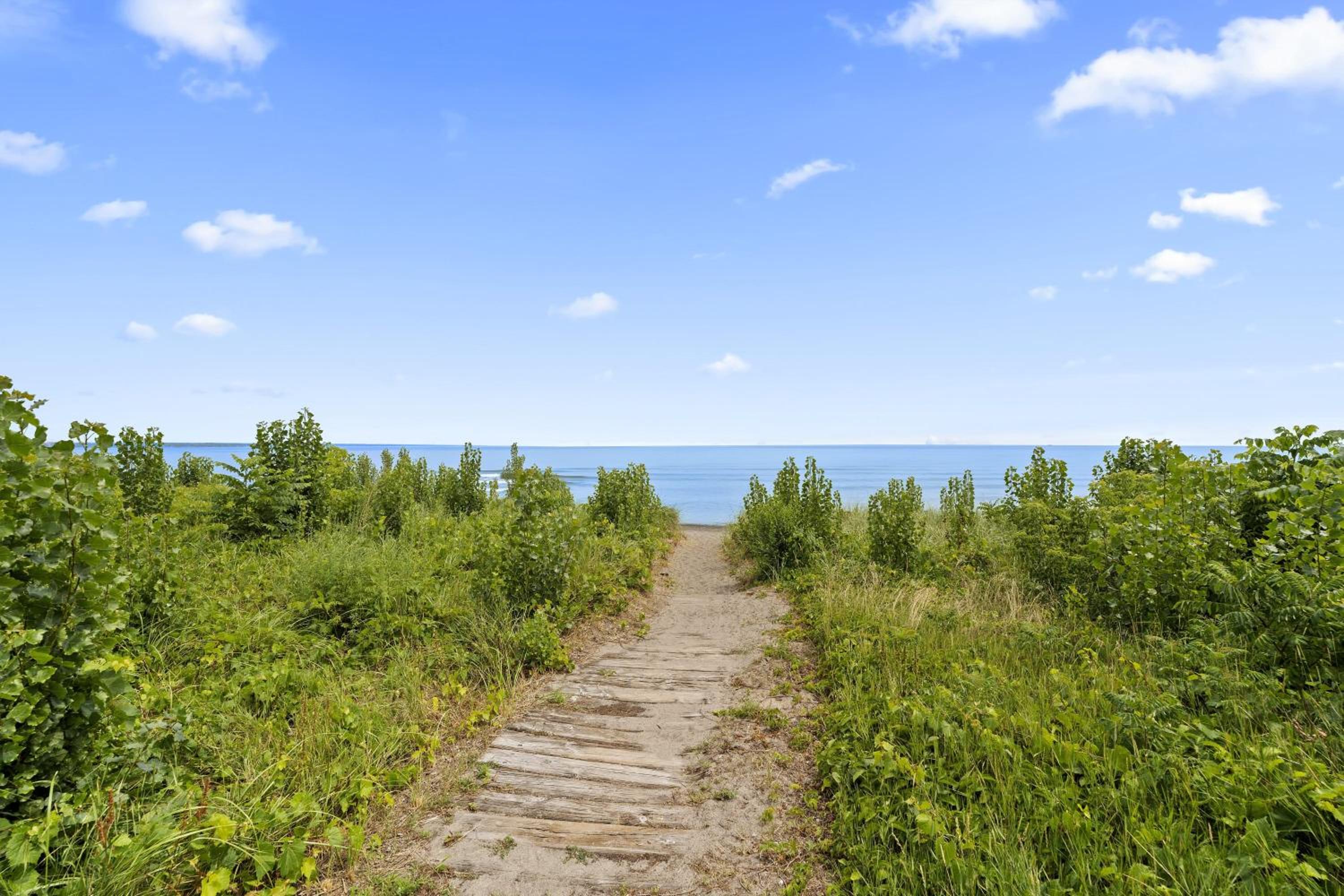 U2 - Beachy Paradise -Private & Spacious 2bdrm apt