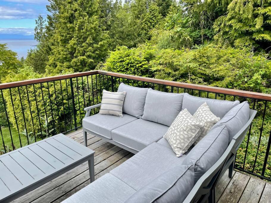 Barooga: Stunning View Home in Halfmoon Bay, Canada
