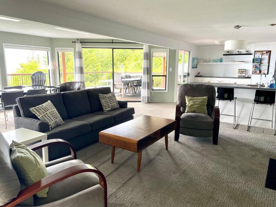 Barooga: Stunning View Home in Halfmoon Bay, Canada