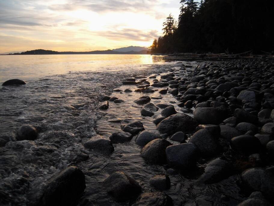 Barooga: Stunning View Home in Halfmoon Bay, Canada