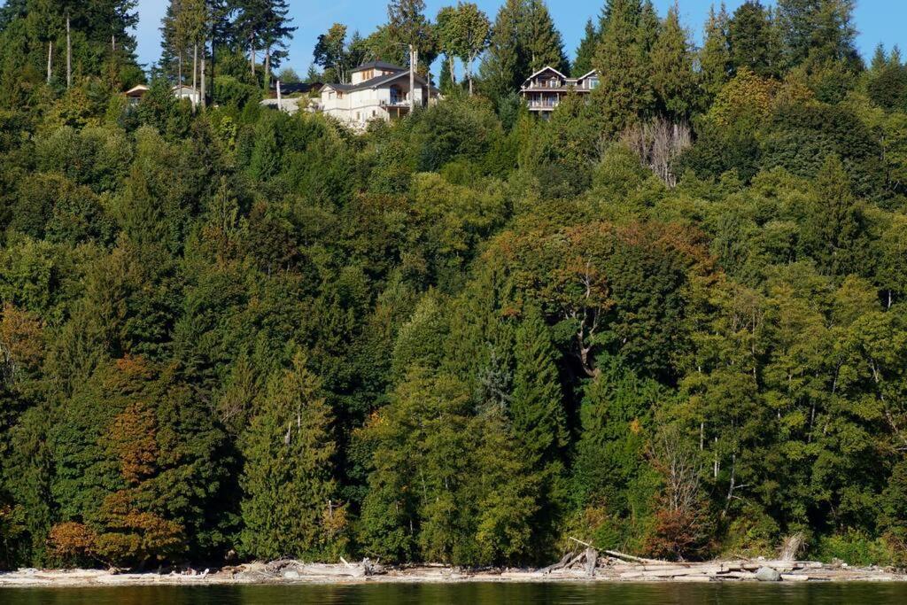 Barooga: Stunning View Home in Halfmoon Bay, Canada
