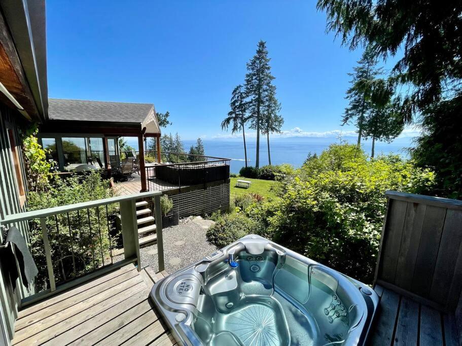Barooga: Stunning View Home in Halfmoon Bay, Canada