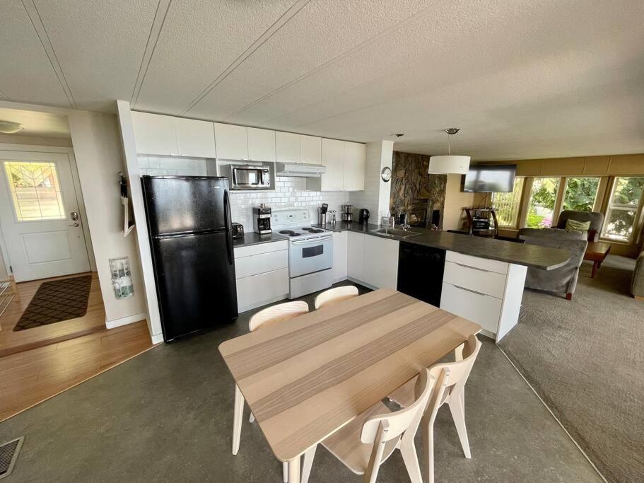 Barooga: Stunning View Home in Halfmoon Bay, Canada