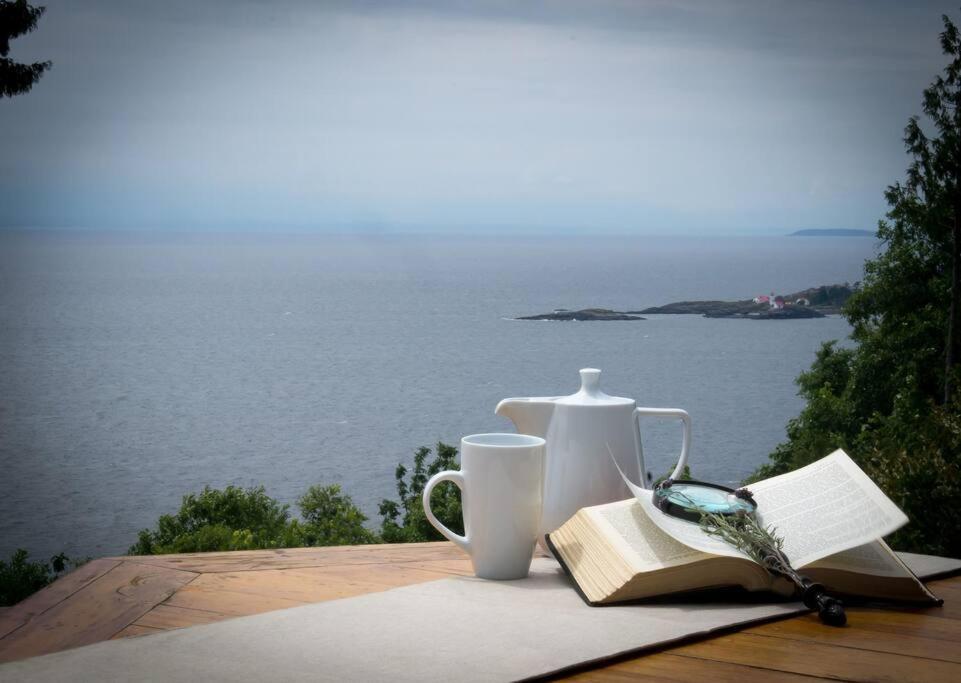 Barooga: Stunning View Home in Halfmoon Bay, Canada