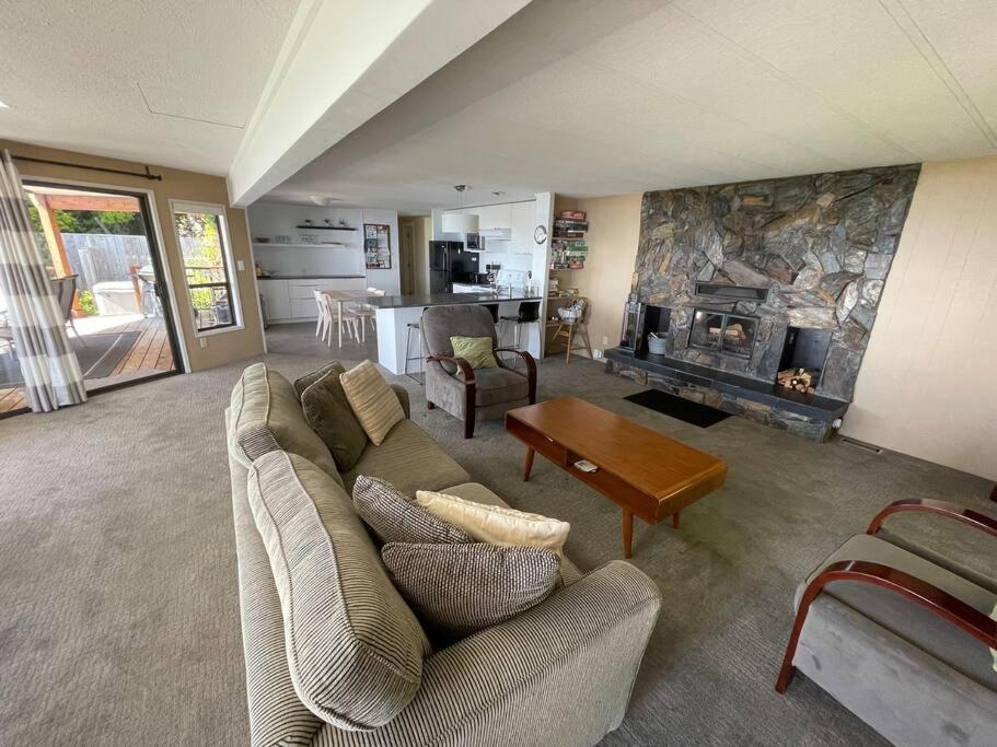 Barooga: Stunning View Home in Halfmoon Bay, Canada