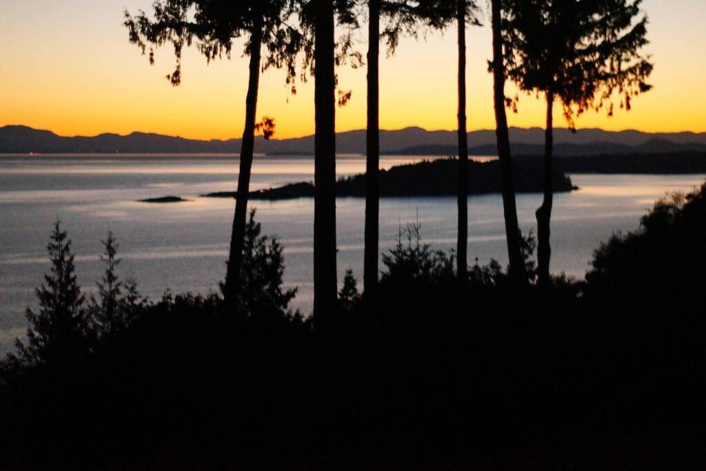 Barooga: Stunning View Home in Halfmoon Bay, Canada