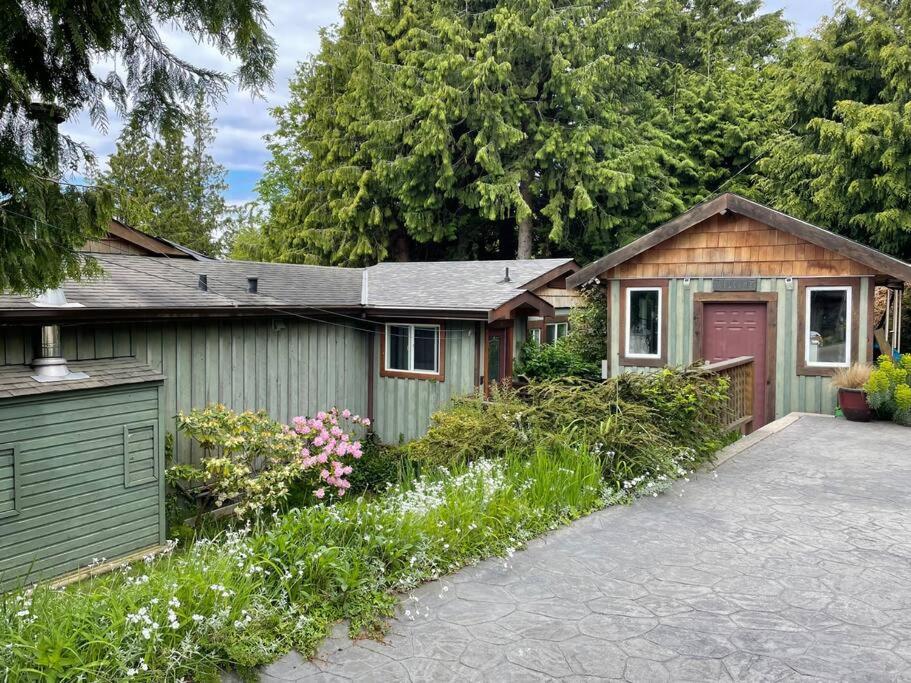 Barooga: Stunning View Home in Halfmoon Bay, Canada