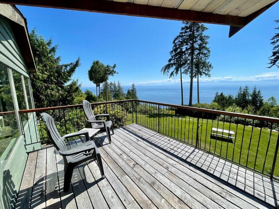 Barooga: Stunning View Home in Halfmoon Bay, Canada