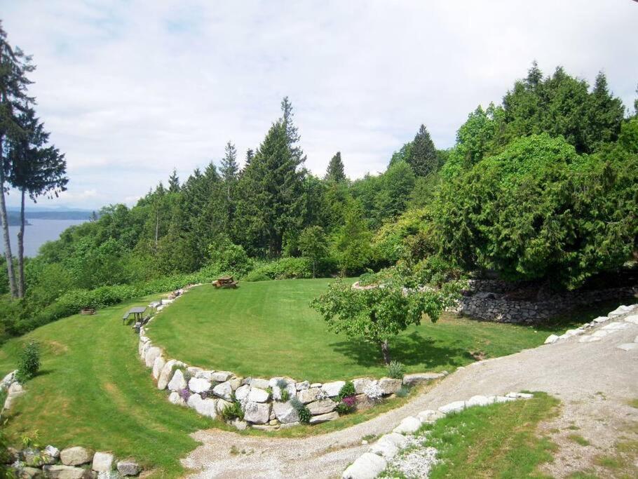 Barooga: Stunning View Home in Halfmoon Bay, Canada