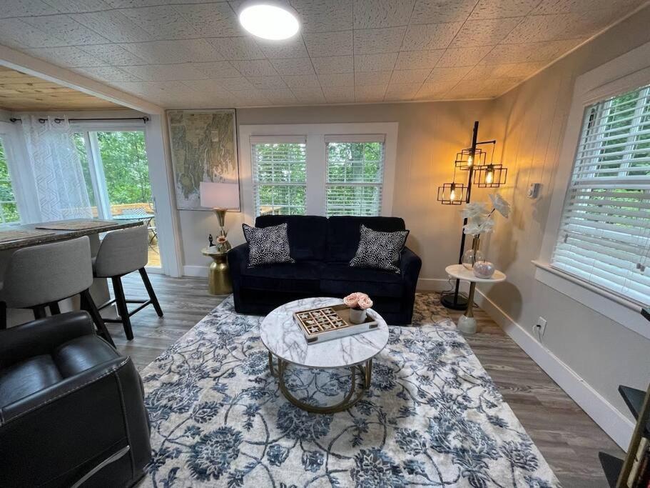 Spacious 1 Bedroom Close to Everything 4