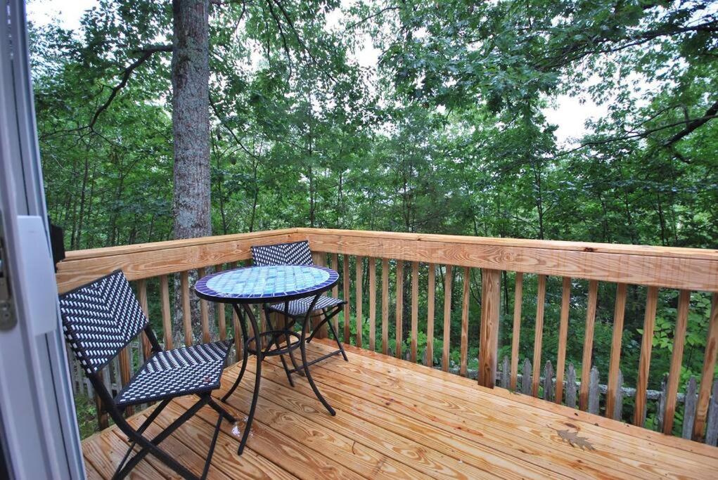 Spacious 1 Bedroom Close to Everything 4