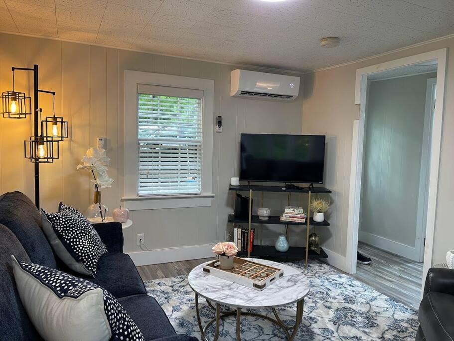Spacious 1 Bedroom Close to Everything 4