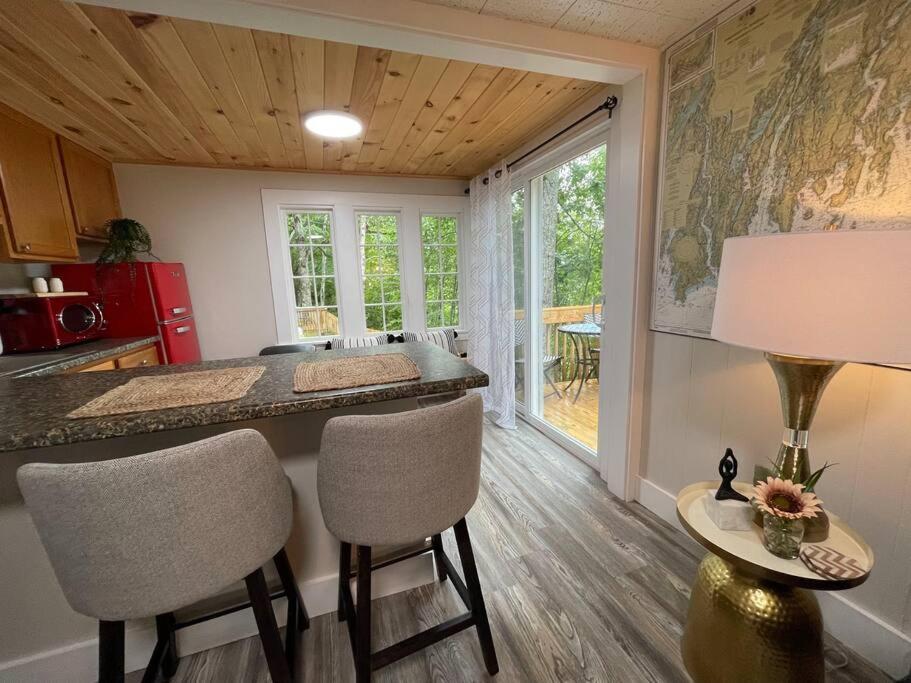 Spacious 1 Bedroom Close to Everything 4