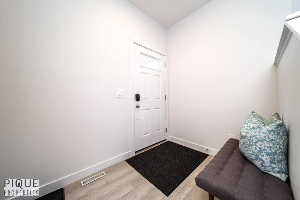 *New*Chic Modern Home*King bed*Foosball*Sleeps 8!