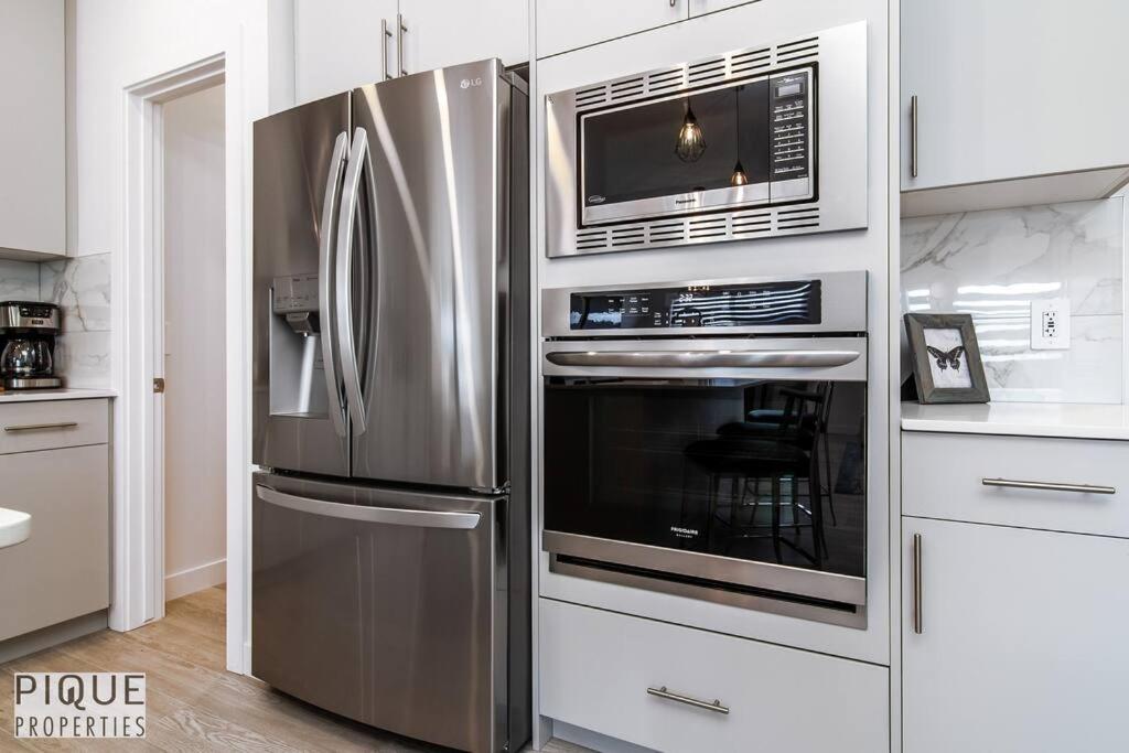 *New*Chic Modern Home*King bed*Foosball*Sleeps 8!