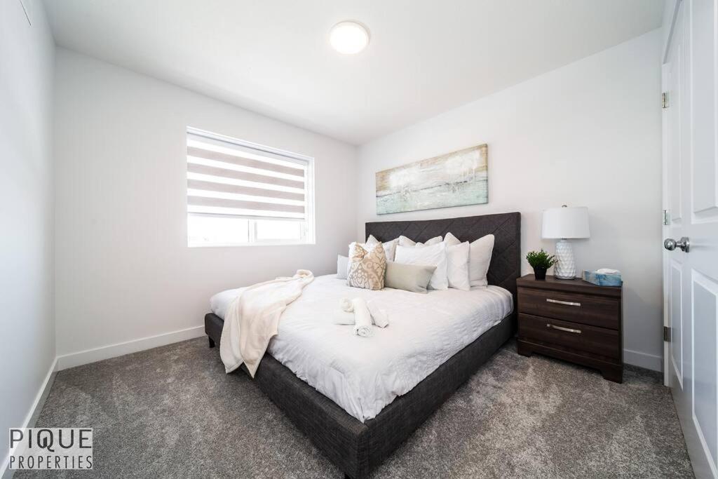*New*Chic Modern Home*King bed*Foosball*Sleeps 8!