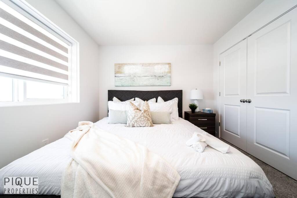 *New*Chic Modern Home*King bed*Foosball*Sleeps 8!