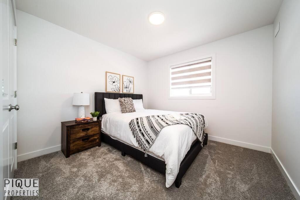 *New*Chic Modern Home*King bed*Foosball*Sleeps 8!