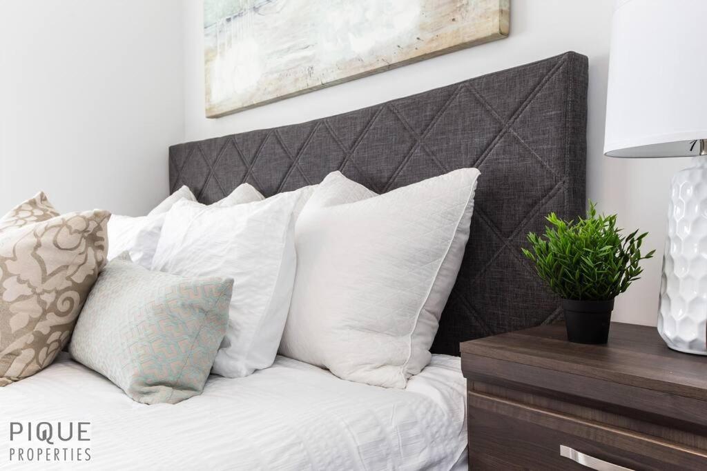 *New*Chic Modern Home*King bed*Foosball*Sleeps 8!