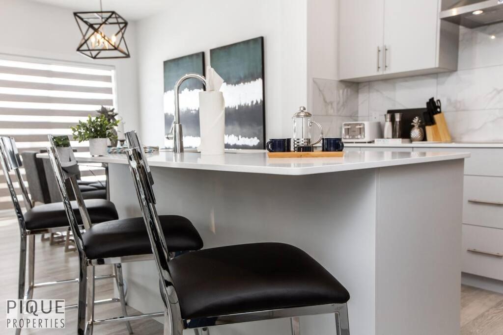 *New*Chic Modern Home*King bed*Foosball*Sleeps 8!