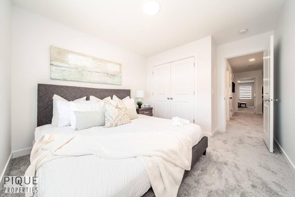 *New*Chic Modern Home*King bed*Foosball*Sleeps 8!