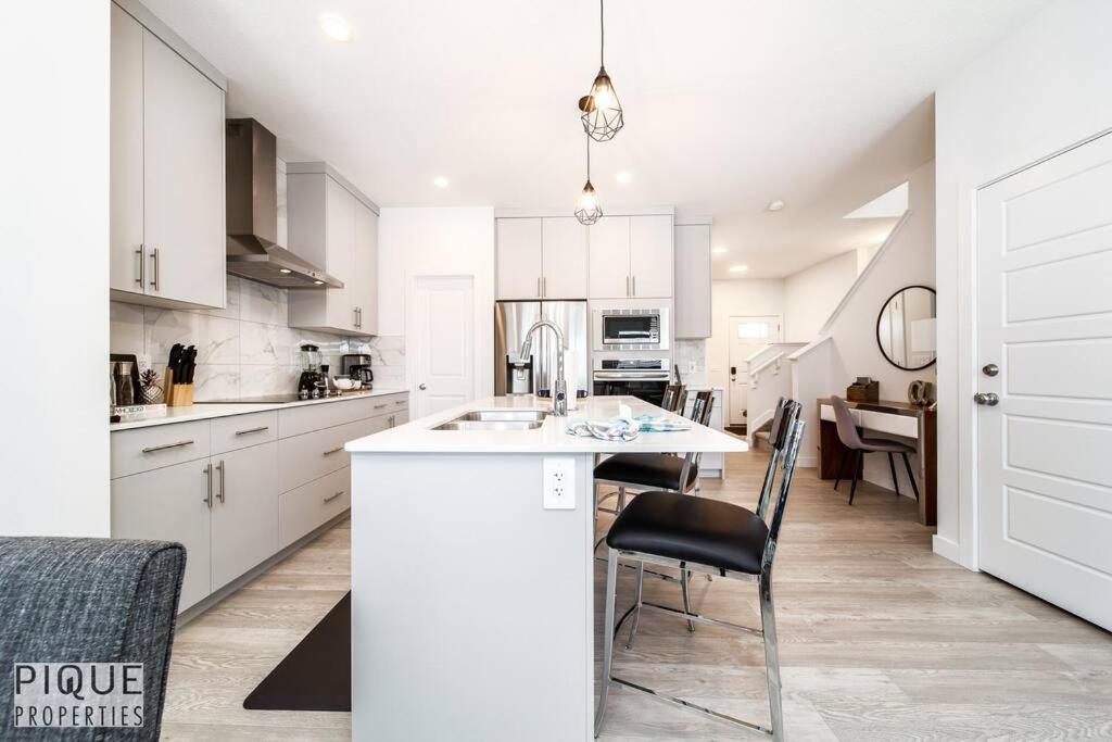 *New*Chic Modern Home*King bed*Foosball*Sleeps 8!