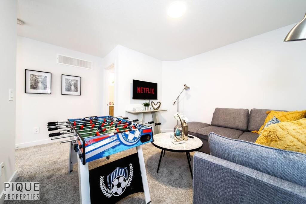 *New*Chic Modern Home*King bed*Foosball*Sleeps 8!